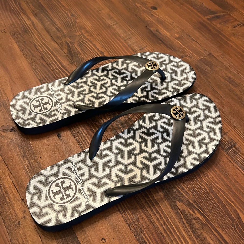 Tory Burch flip flop, gently used condition.